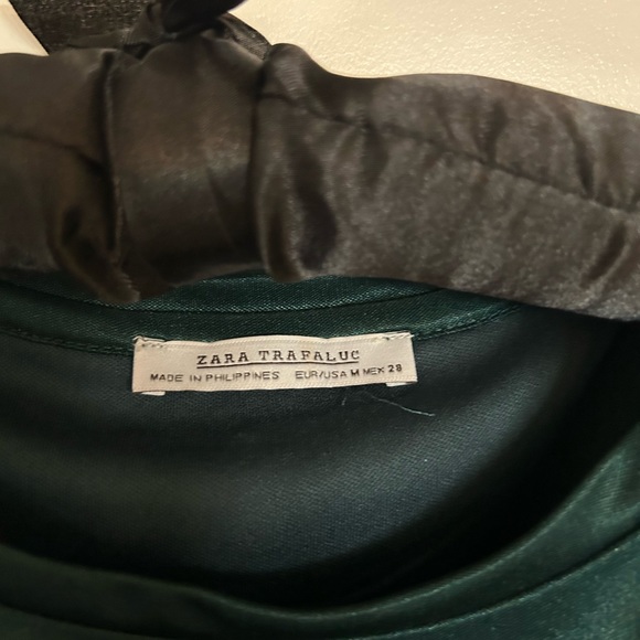 Emerald green cold shoulder dress - Picture 3 of 3
